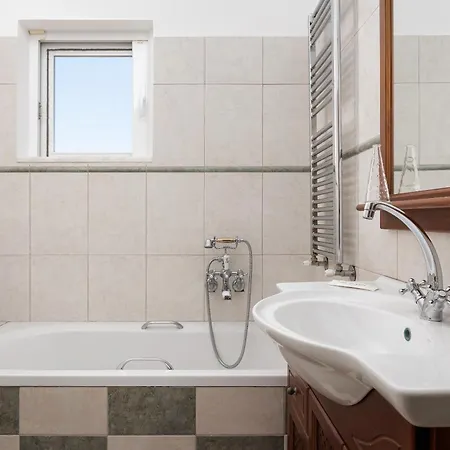 빌라 Hegemoni 포르토헬리